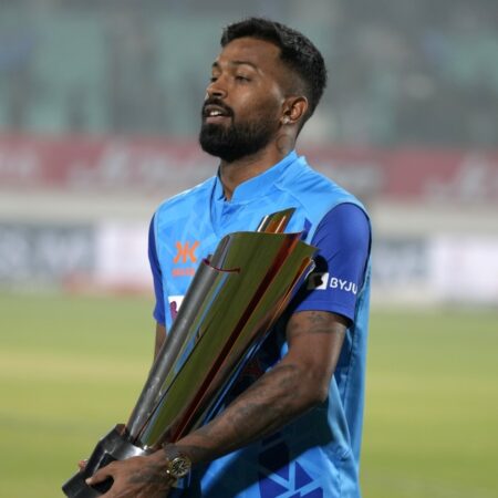 Хардик Пандья дарит биту звезде Delhi Capitals Кашви Гаутам в честь вызова в сборную Индии