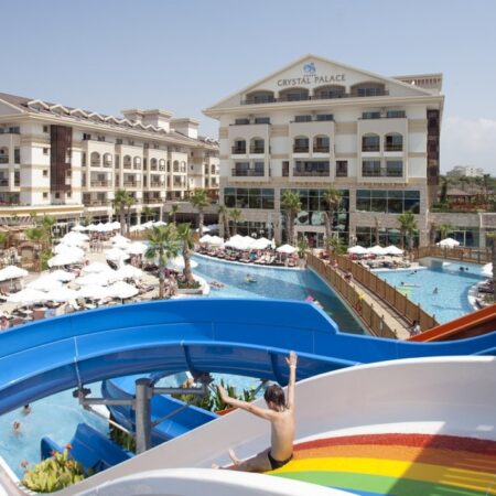 क्रिस्टल पैलेस ने 20 खिलाड़ी रिलीज़ किए, यूरोपा लीग में खेलने पर संशय