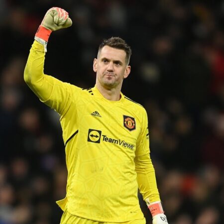 मैनचेस्टर यूनाइटेड अनुभवी गोलकीपर टॉम हीटन के साथ नया करार कर रहा है जो उन्हें 40 की उम्र तक क्लब में रखेगा