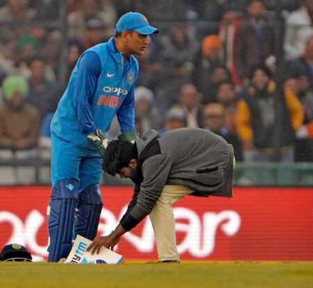 मदुरै स्टेडियम के उद्घाटन के दौरान युवा प्रशंसक द्वारा पैर छूने पर एमएस धोनी की विनम्र प्रतिक्रिया