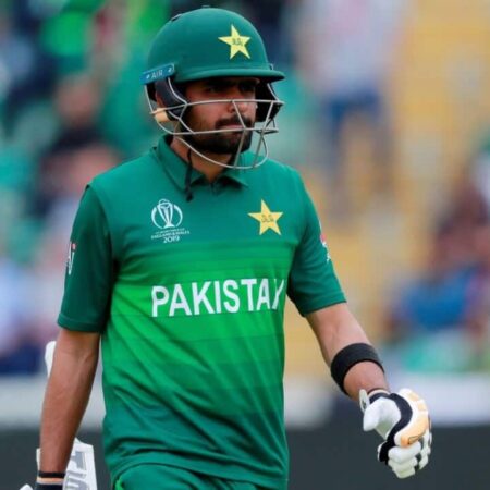 पाकिस्तान के प्रशंसक कप्तान शान मसूद के आउट होने पर जश्न मनाते दिखे, वजह थे बाबर आज़म